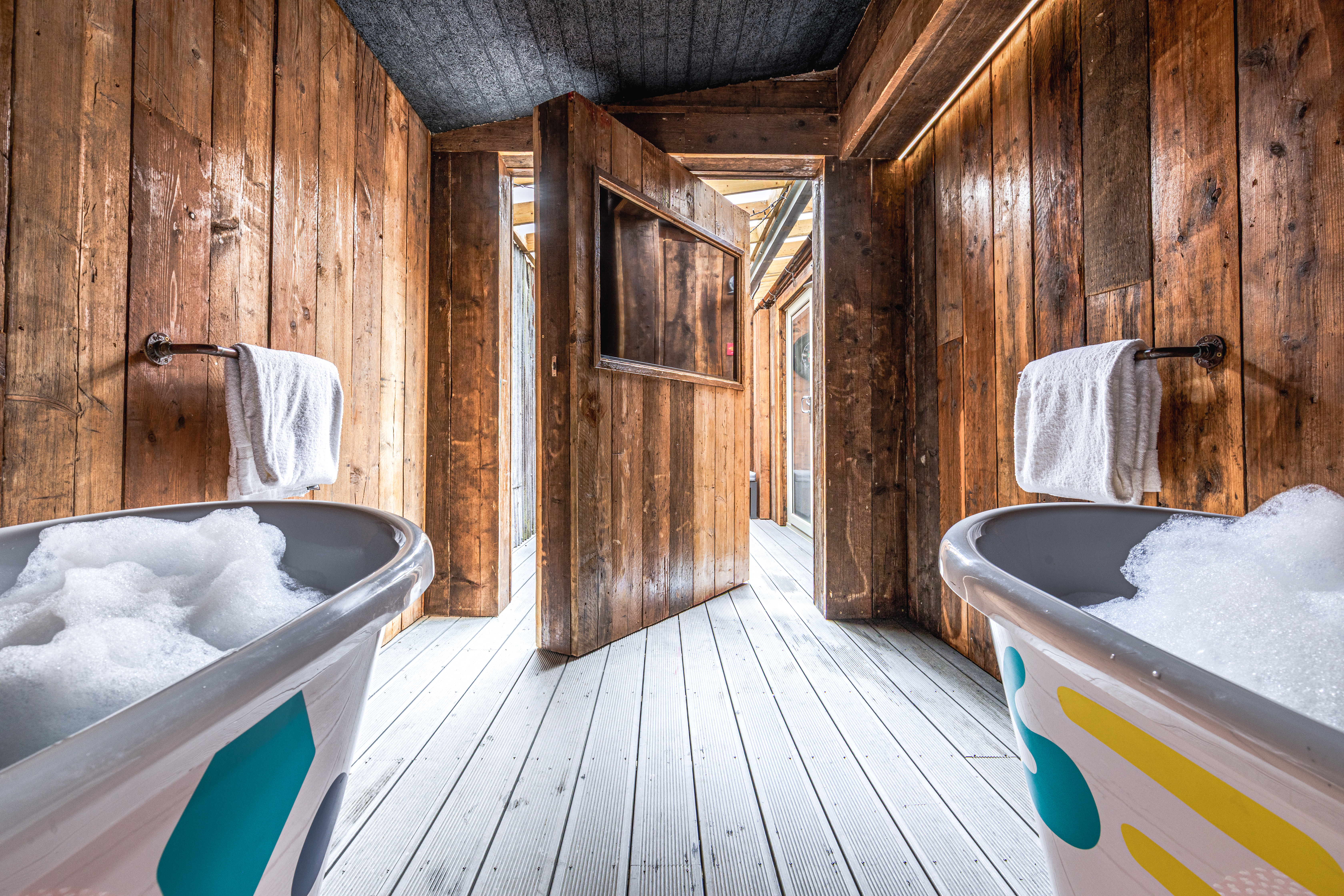 Bathtub Cinema in Cinema Spa Loft